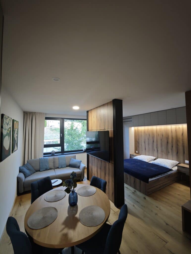 Moderný interiér Apartmánu Vyhne s obývačkou, jedálenskou časťou a spálňou